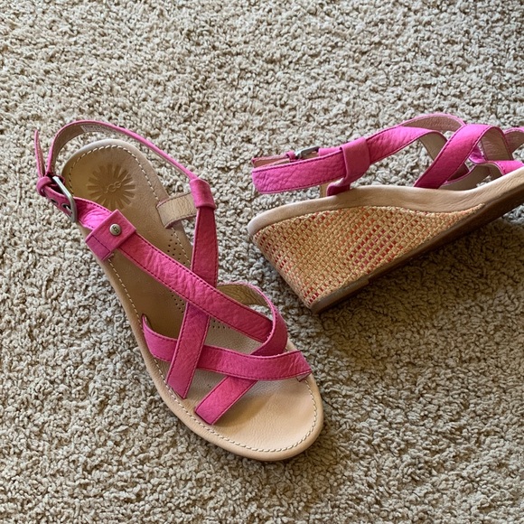 UGG “Gaiana” Sandal - Picture 1 of 15